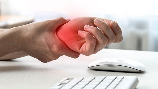 Woman with carpal tunnel pain before chiropractic treatment from Cary chiropractor